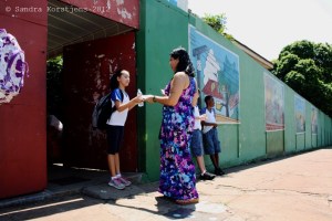 Via hen probeert ze hun ouders ervan te overtuigen om op haar te stemmen.