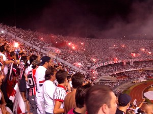 Uitzinnige São Paulo fans in een uitverkocht Morumbi-stadion.