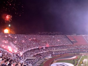 Vuurwerk voor São Paulo. Het supportersvak van Tigre is al leeg.