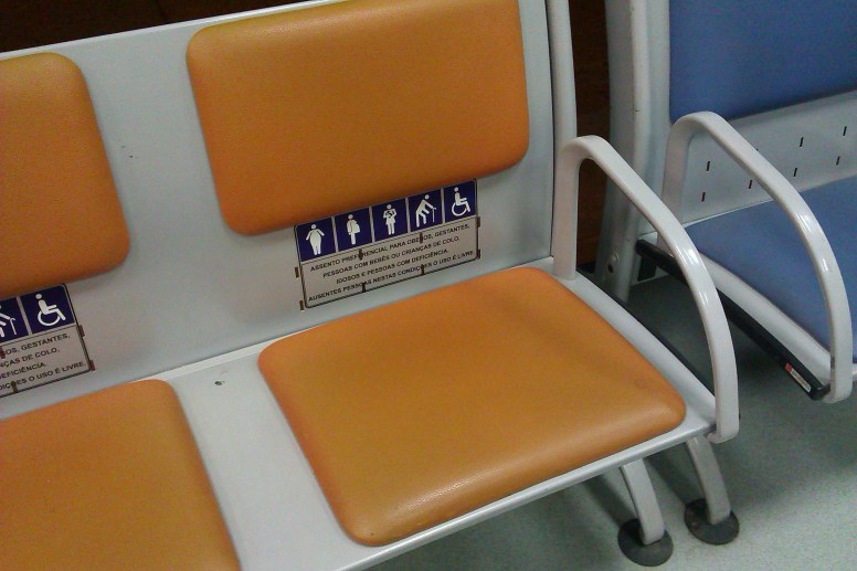 Stoel voor gehandicapten, waaronder obese mensen, op het vliegveld van Brasília.