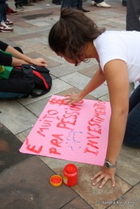 'Veel geld voor verschrikkelijke investeringen', vingerverft dit meisje