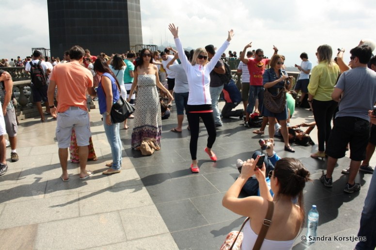 Toeristen bij het Christusbeeld in Rio de Janeiro