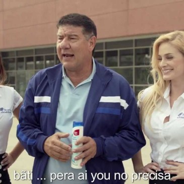 Joel Santana doet z'n best om Engels te spreken.