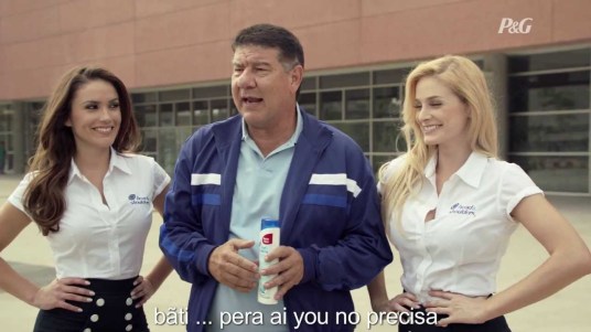 Joel Santana doet z'n best om Engels te spreken.