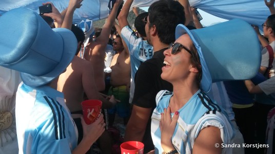 Argentijnse fans op het strand van Copacabana