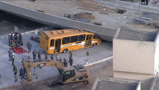 Het ingestorte viaduct in Belo Horizonte