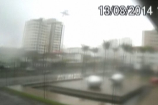 Op videobeelden is het moment vastgelegd dat het vliegtuig van Campos neerstort