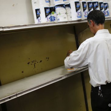 Het toiletpapier raakt op in Venezuela.