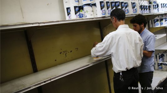 Het toiletpapier raakt op in Venezuela.