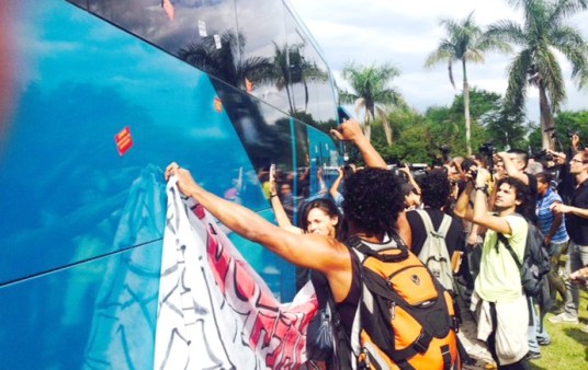 De spelersbus wordt belaagd door demonstranten