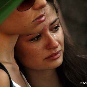 Twee vriendinnen tijdens een herdenkingsdienst vlak na de brand in Santa Maria.