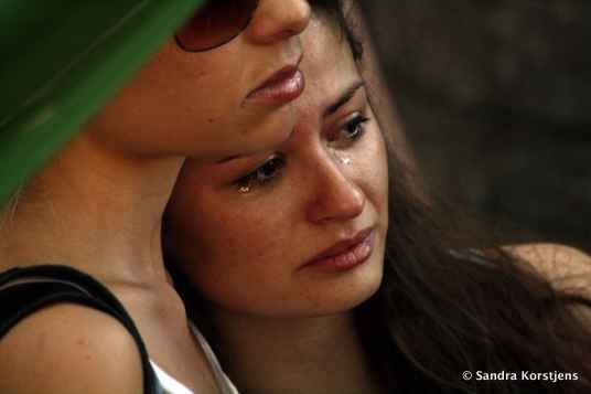 Twee vriendinnen tijdens een herdenkingsdienst vlak na de brand in Santa Maria.