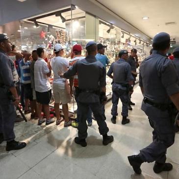 Jongeren worden opgepakt tijdens een rolezinho in een winkelcentrum in São Paulo.