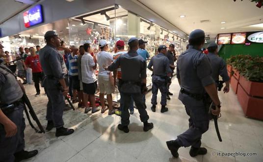 Jongeren worden opgepakt tijdens een rolezinho in een winkelcentrum in São Paulo.