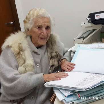 De 97-jarige Chames Salles Rolim ontving in 2014 haar bachelordiploma rechten